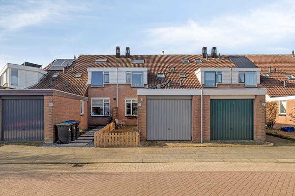 Te koop: Heerlijk ruime eengezinswoning, goed onderhouden en voorzien van een ruime garage en zonnige tuin op het zuidwesten met sfeervolle tuinkamer!